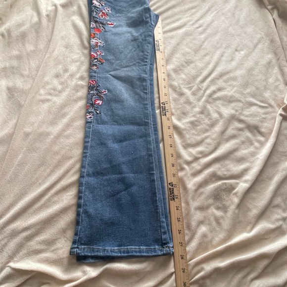 Amazon unbranded denim embroidered flower jeans - Picture 7 of 8